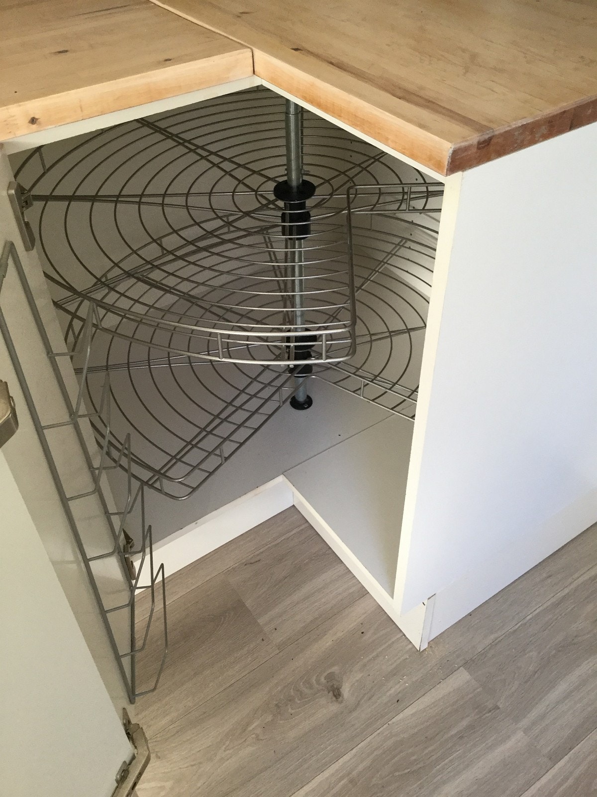 Praktiske skap - her med roterende hyllesystem Galleribilde