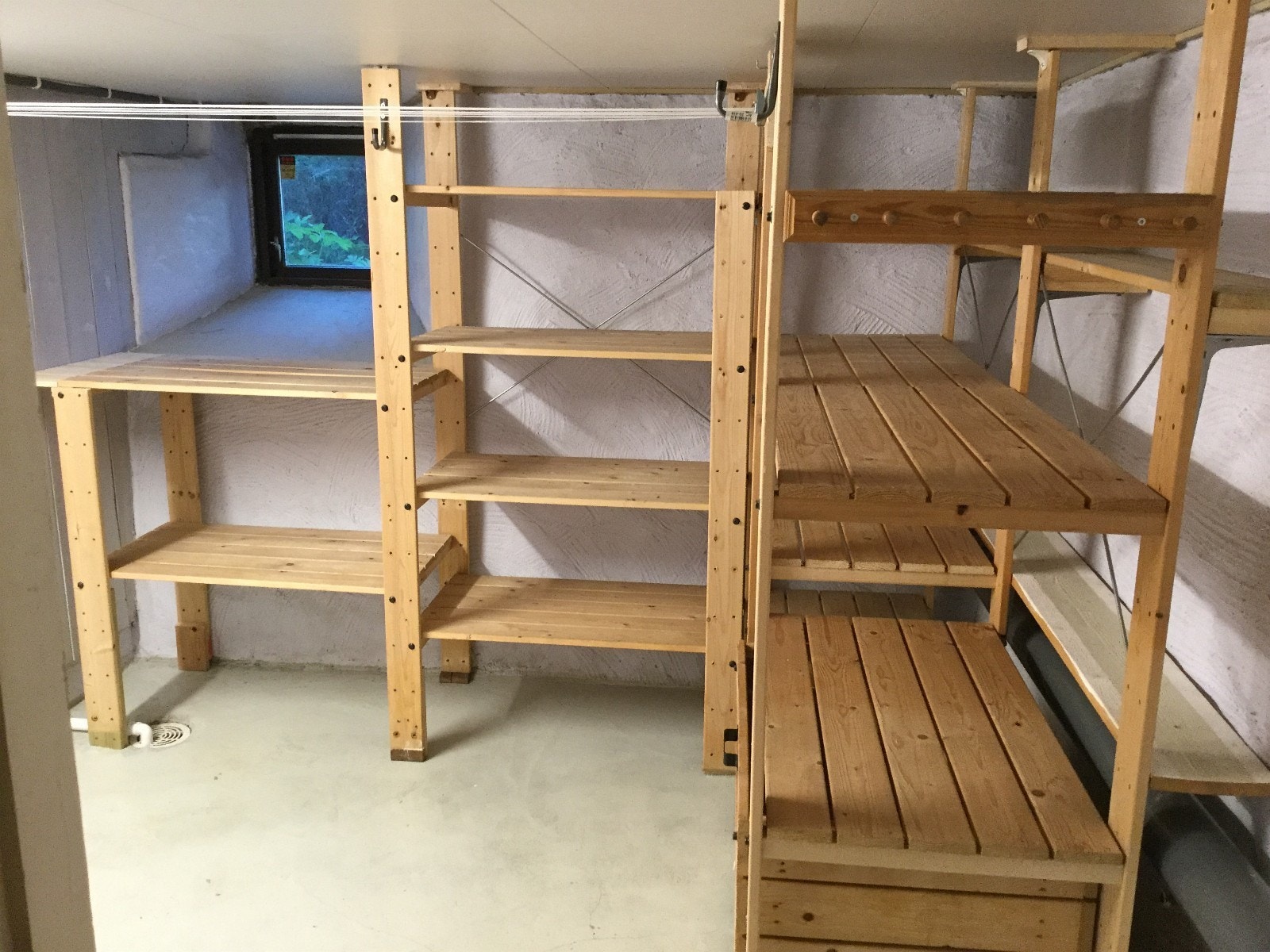 Kjeller bod med hyllesystem for lagring Galleribilde