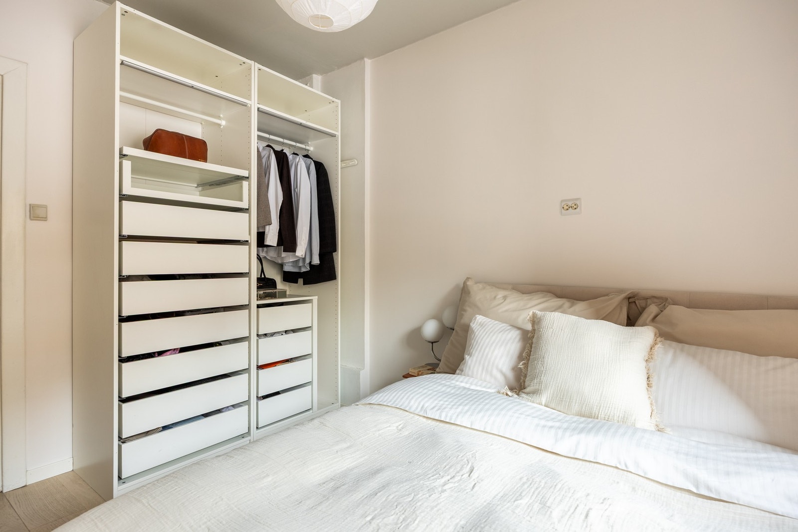 Rommet er nylig malt i en behagelig beig tone. Praktisk garderobeskap som medfølger Galleribilde