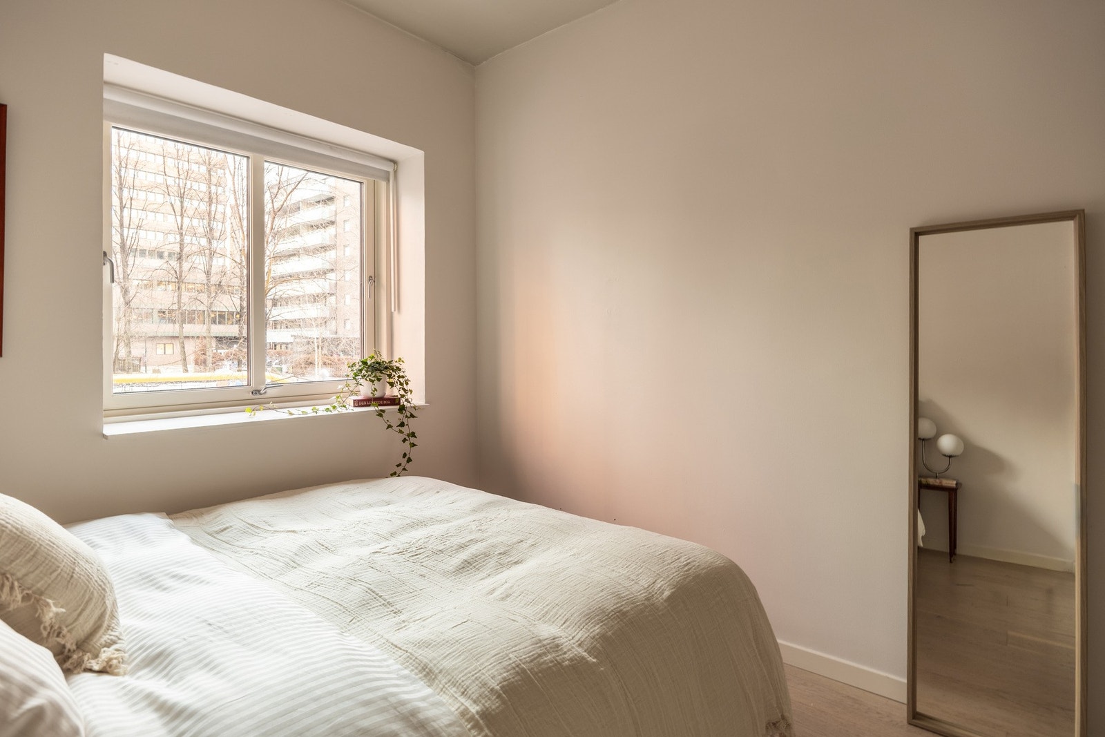 Soverommet vender ut mot bakgård og grøntområde Galleribilde