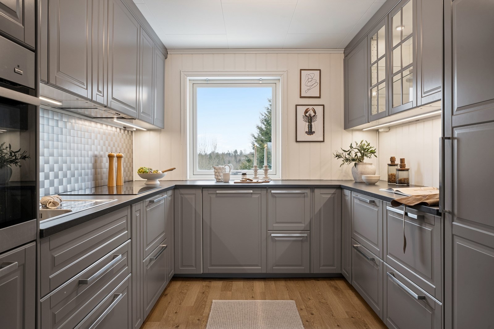 Stilrent kjøkken med masse skap- og benkeplass Galleribilde