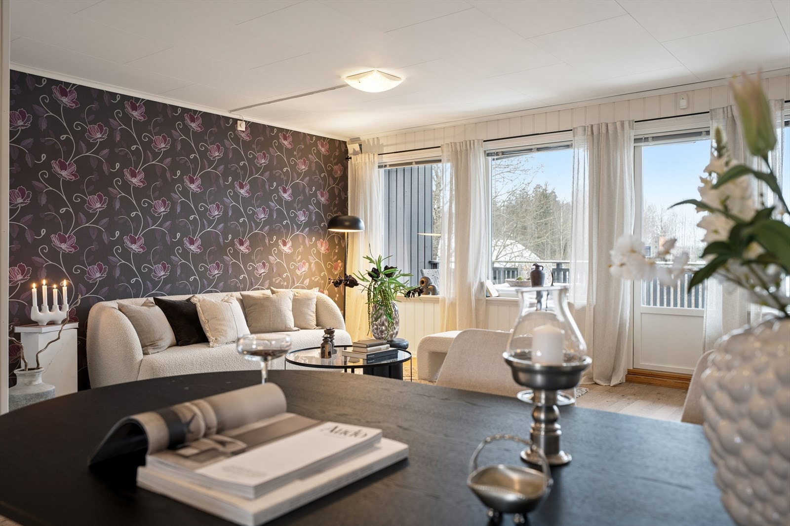 Fra stuen har du utgang til en stor og solrik terrasse Galleribilde