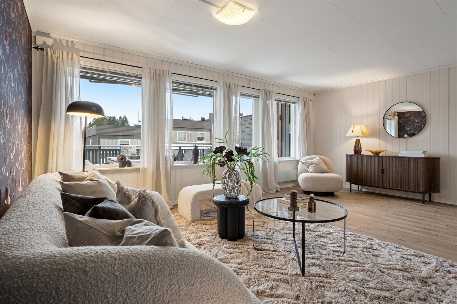 Store vindusflater som slipper inn mye deilig lys Galleribilde