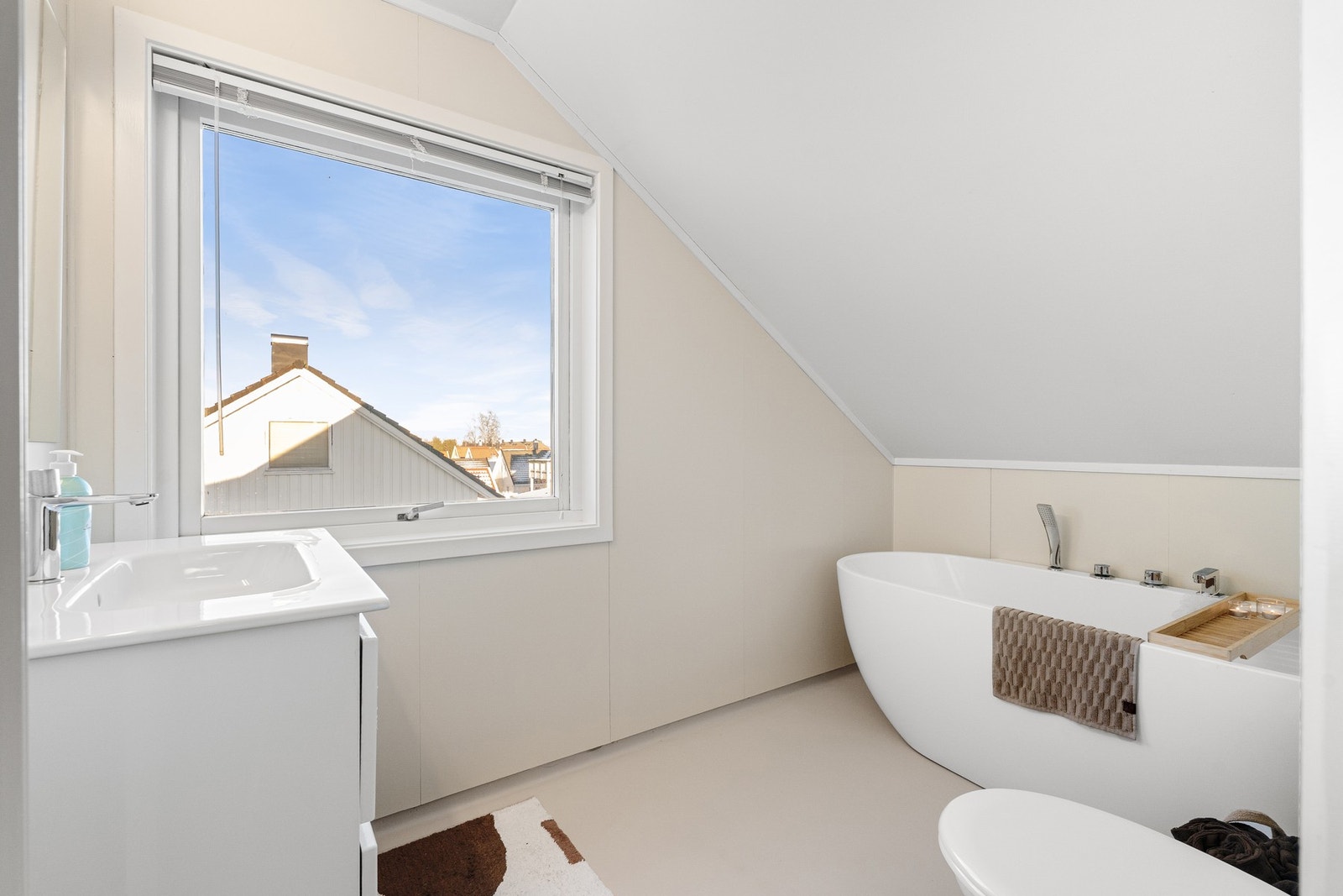 Utstyrt med servant i skap, toalett og badekar. Galleribilde