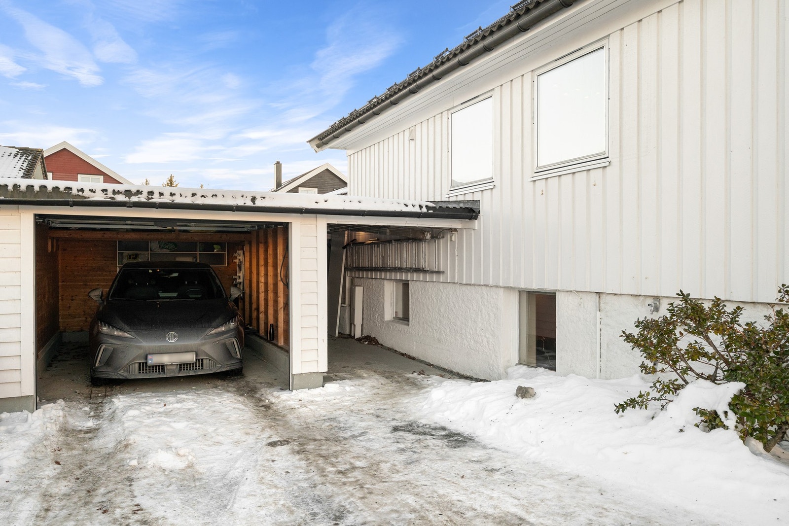 Parkering på gårdsplass og i garasje. Galleribilde