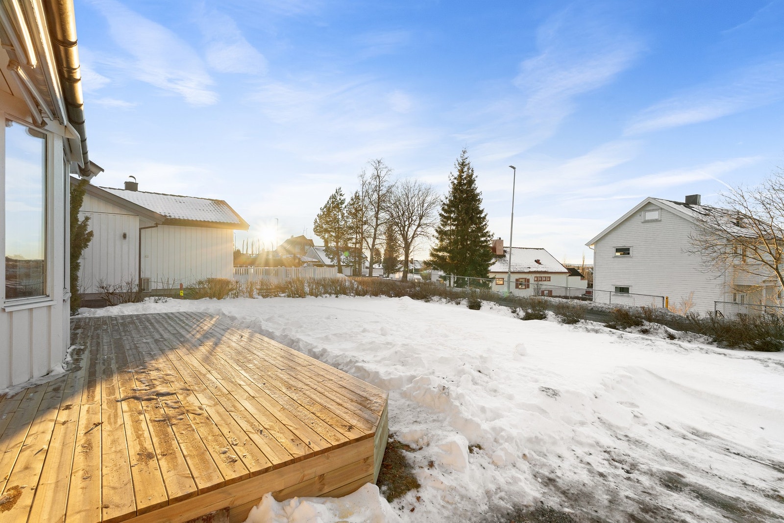 Terrassen er på 40 m², som gir rikelig med plass til ulike lounge-møbler, samt grill til sommerhalvåret. Galleribilde