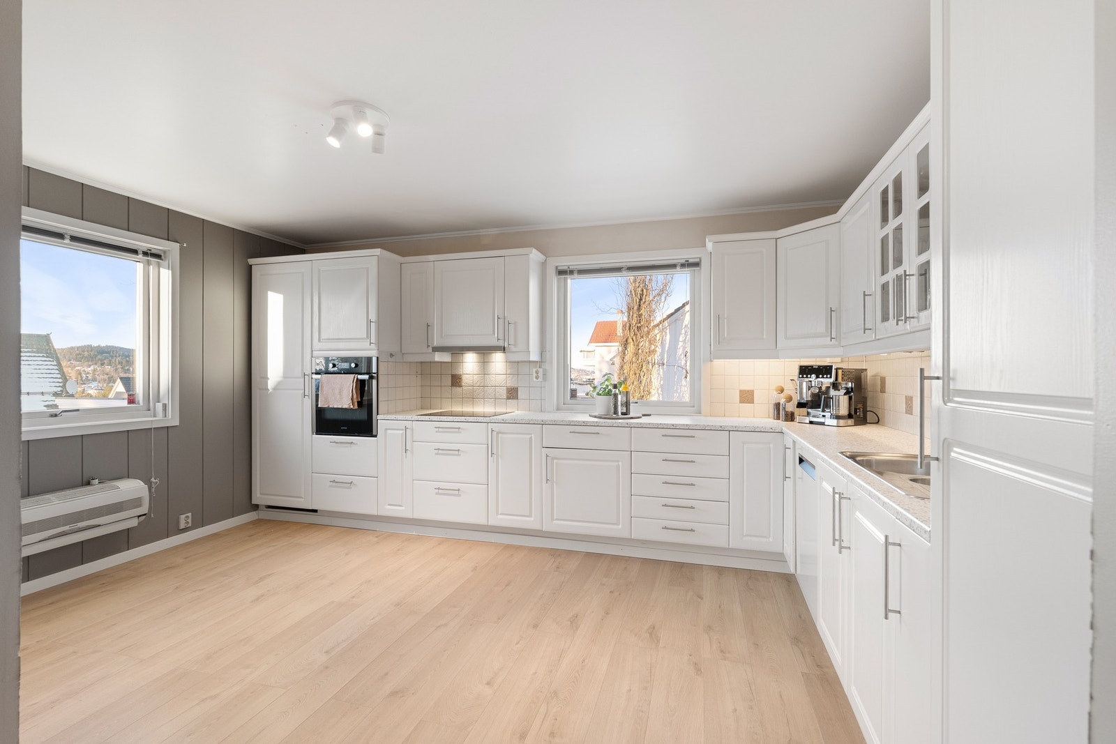 Pent og lyst kjøkken på 15 m², med rikelig av skap- og benkeplass. Galleribilde
