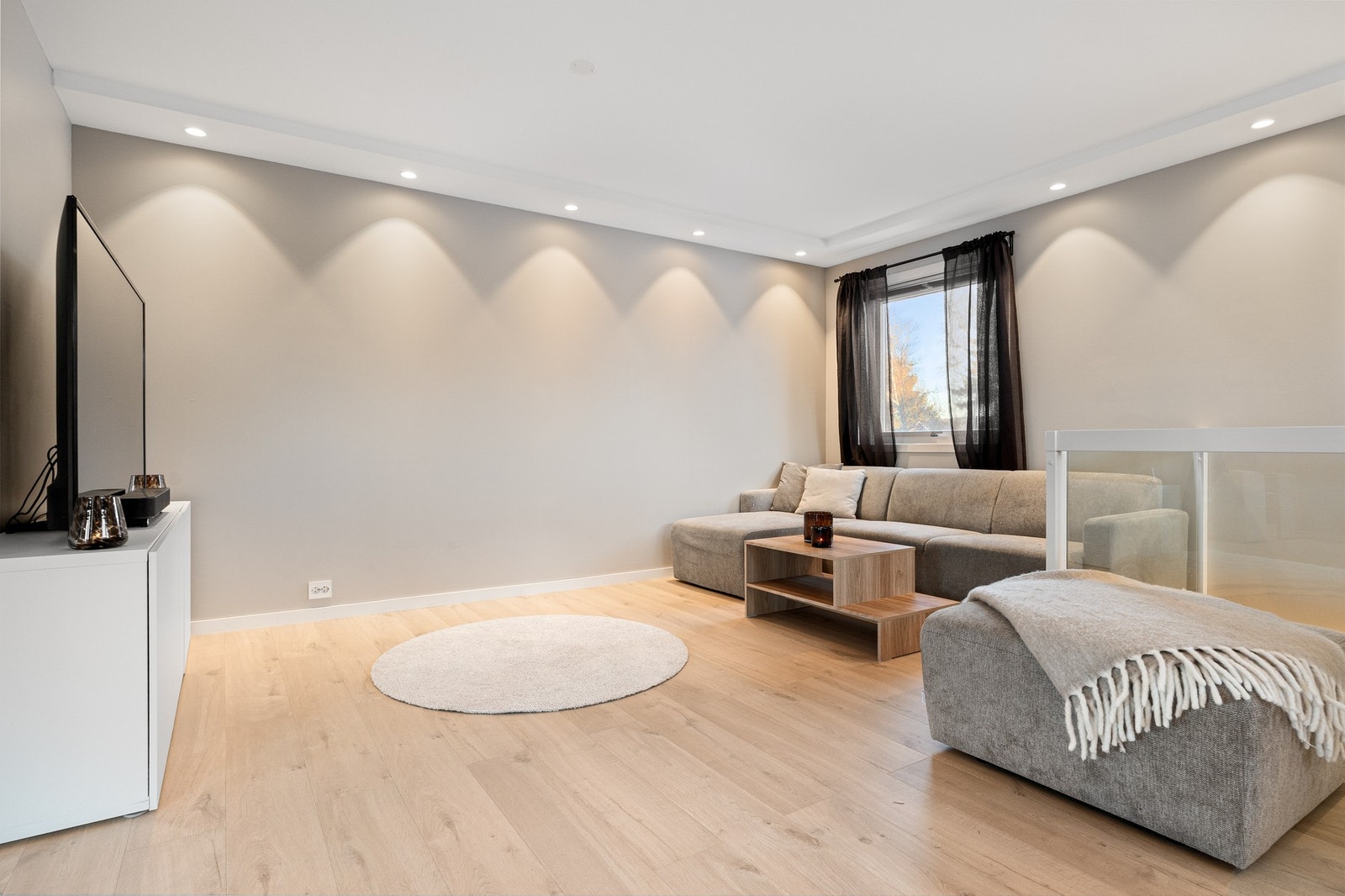 Rommet byr på god plass til en ekstra sofakrok, eller som et hyggelig område for lek og aktiviteter. Galleribilde