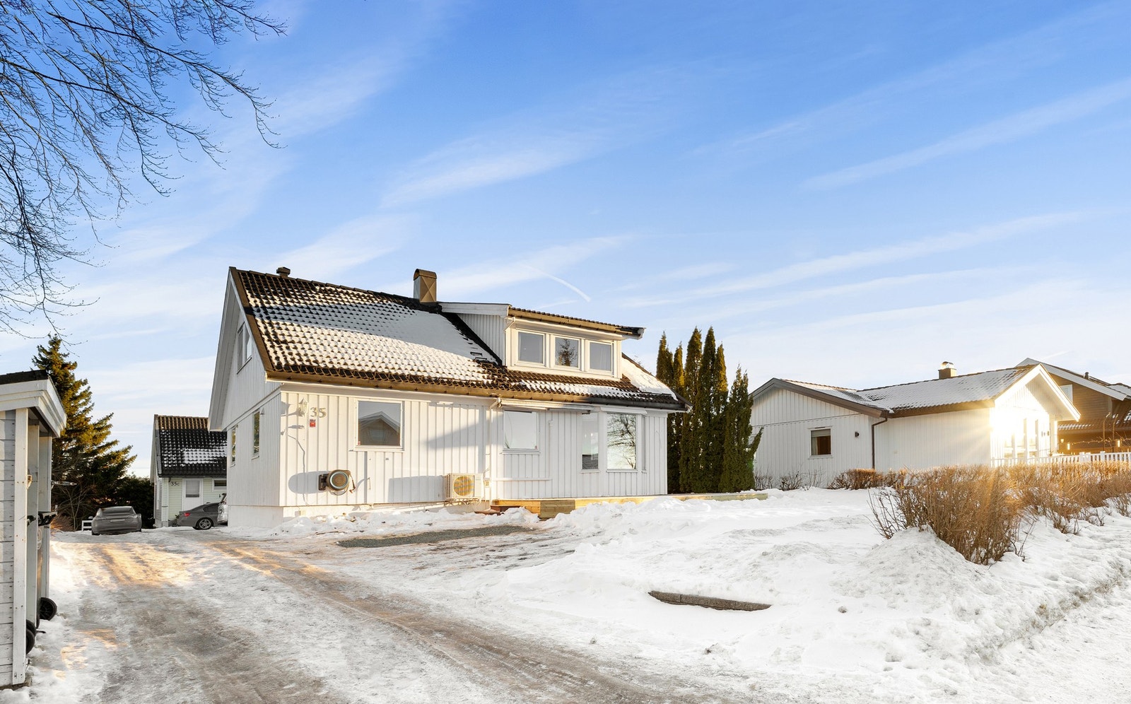 Innbydende og oppgradert enebolig over tre plan med romslig tomt og gode parkeringsmuligheter. Galleribilde