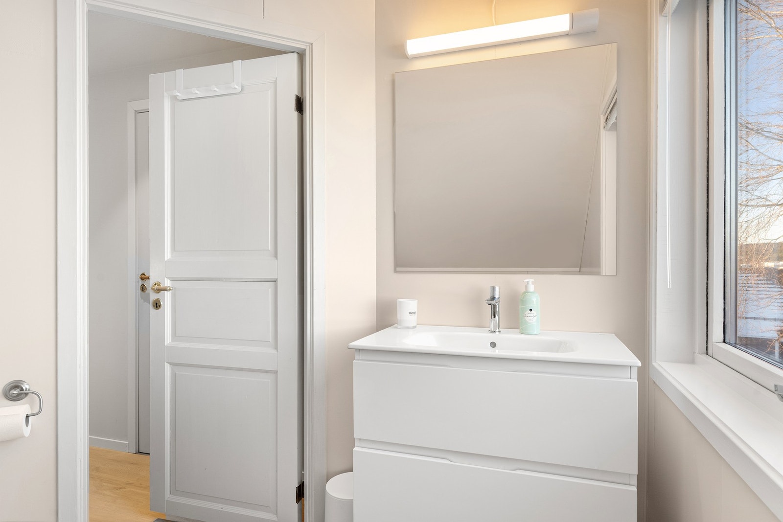 Praktisk baderom i andre etasje med behagelig gulvvarme. Galleribilde