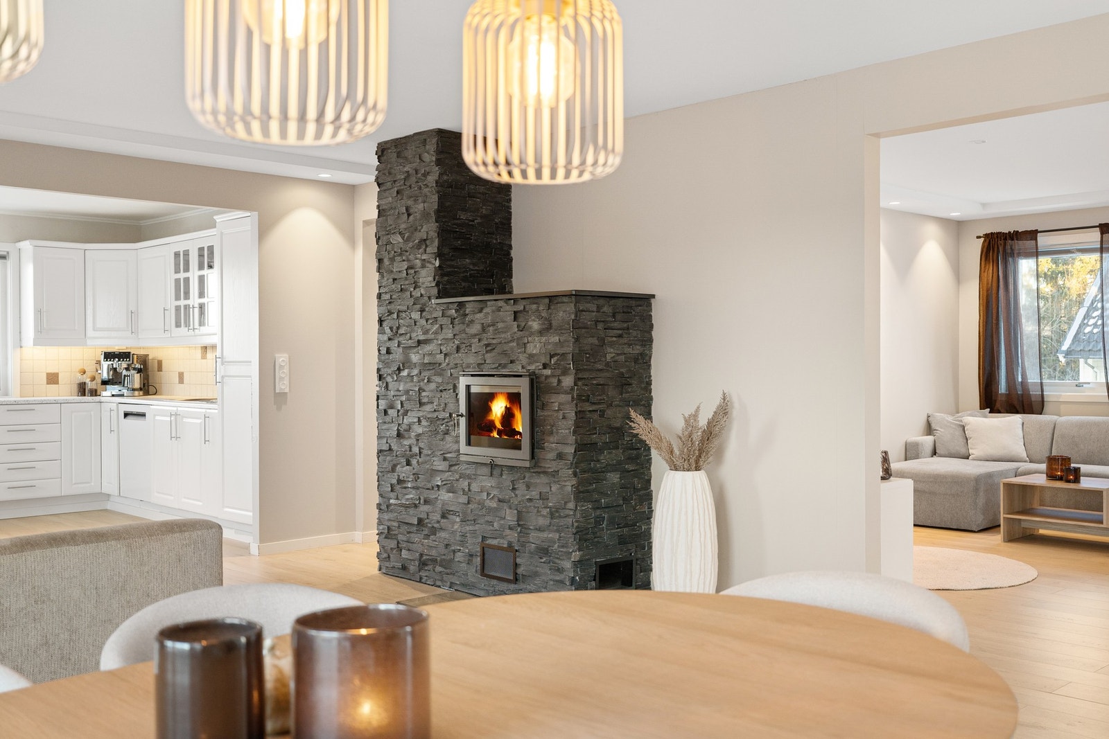 Effektiv vedfyring sørger for god og jevn varme, og skaper en lun og hyggelig atmosfære gjennom hele etasjen, perfekt i vinterhalvåret. Galleribilde