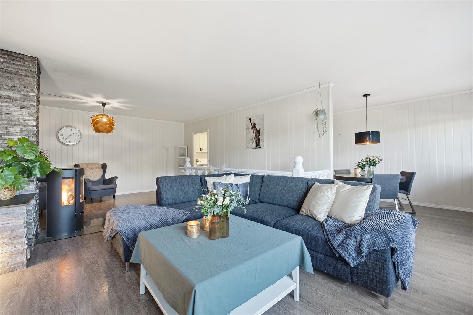 Stue og spisestue (det er mulighet for å lage et soverom til om ønskelig) Galleribilde