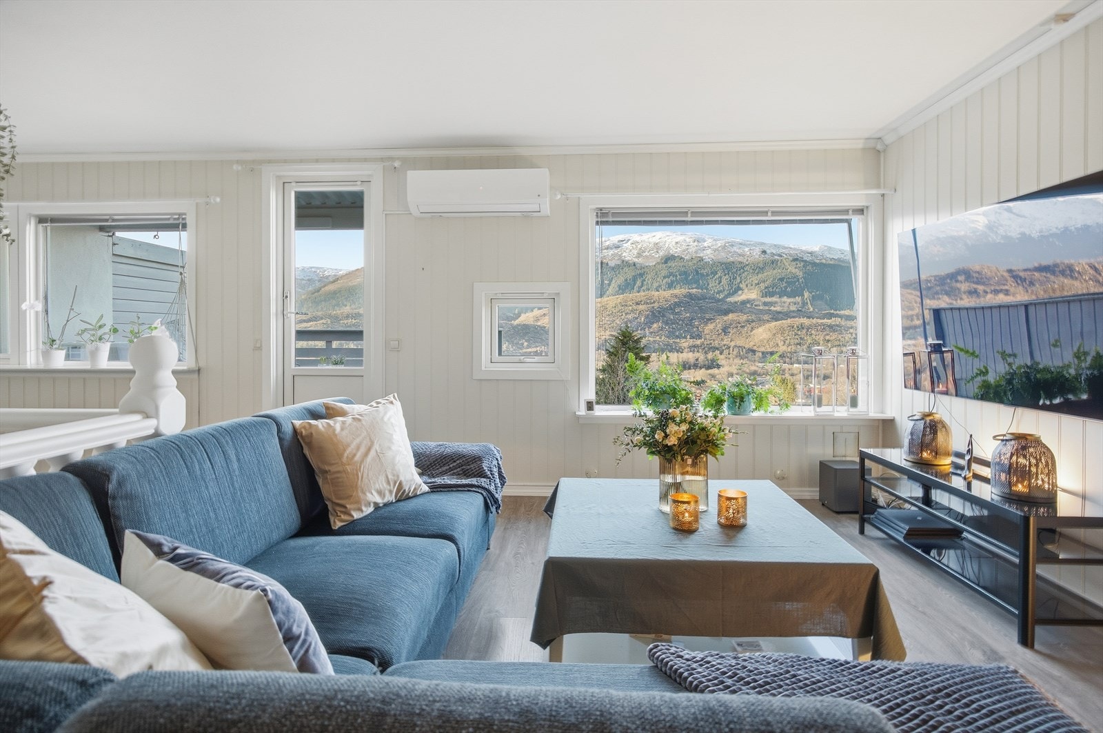 Lys og trivelig stue med herlig utsikt Galleribilde