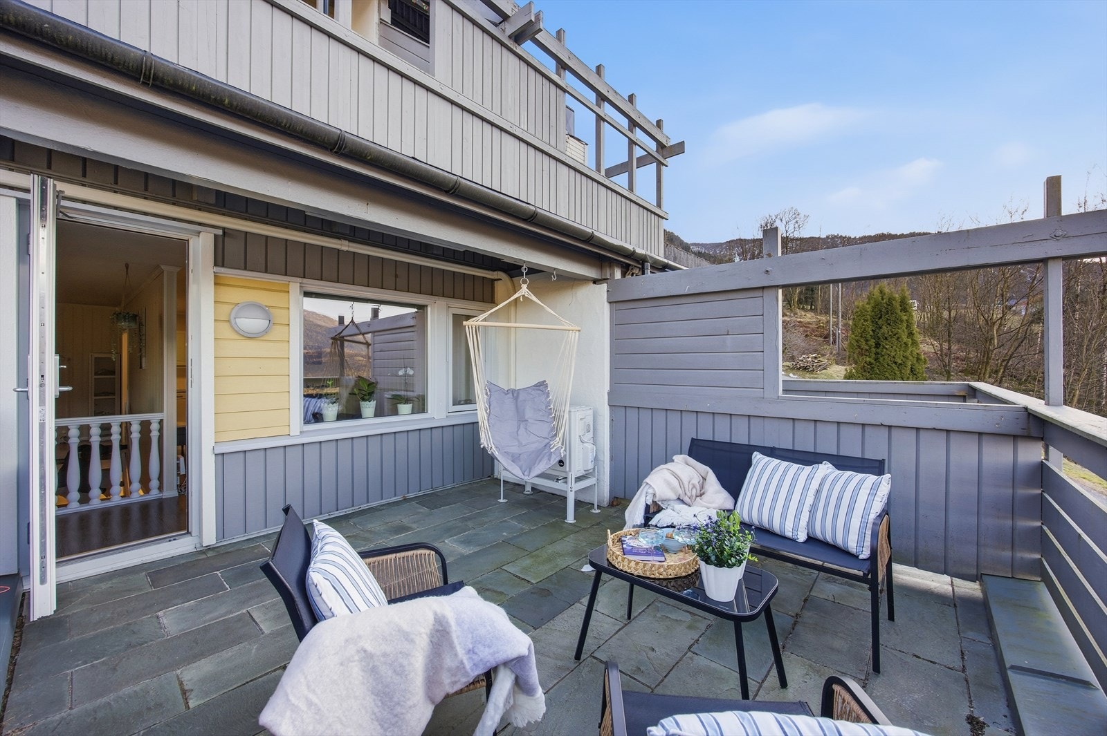 Vestvendt og solrik skiferbelagt terrasse - God plass til å innrede med diverse utemøbler etc. - Flott utsikt! Galleribilde