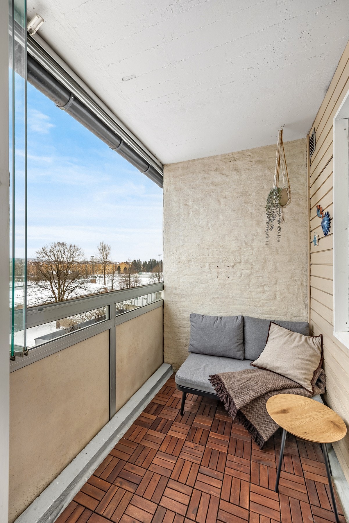 Innglasset balkong med hyggelig sittegruppe og god plass til avslapning. Galleribilde