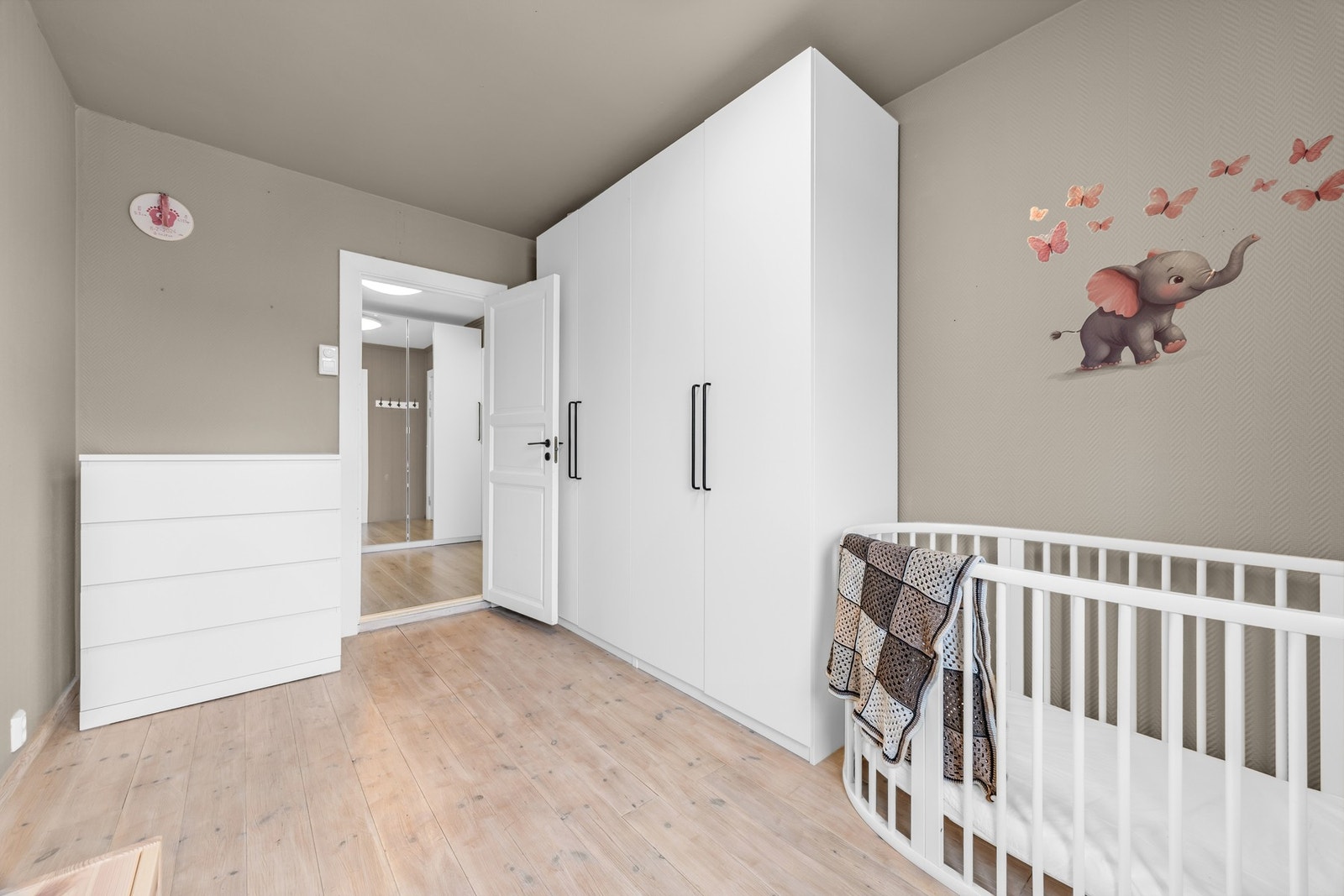 Funksjonelt soverom med garderobeløsning og direkte adkomst til gang - godt egnet som barnerom eller gjesterom. Galleribilde