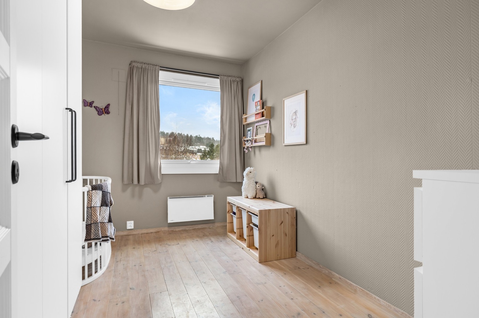 Lyst og hyggelig soverom med god gulvplass og vindu som gir fint naturlig lys. Galleribilde