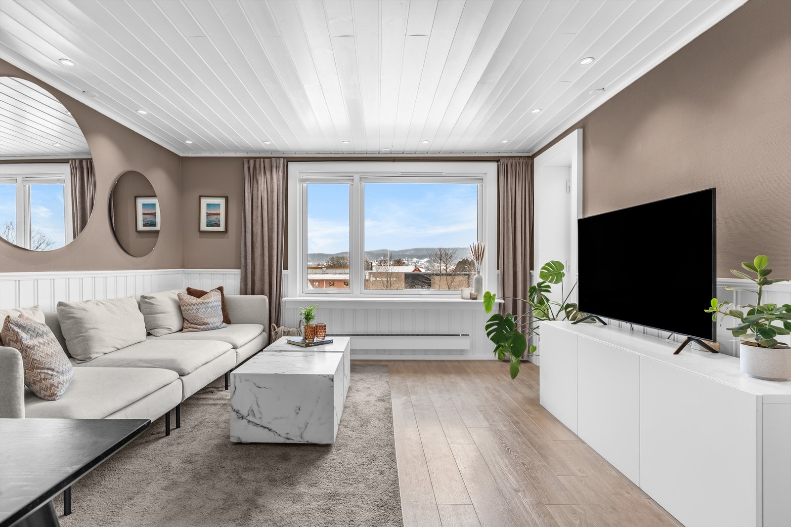 Stuen byr på gode møbleringsmuligheter og en behagelig atmosfære, med flott utsyn mot nærområdet. Galleribilde