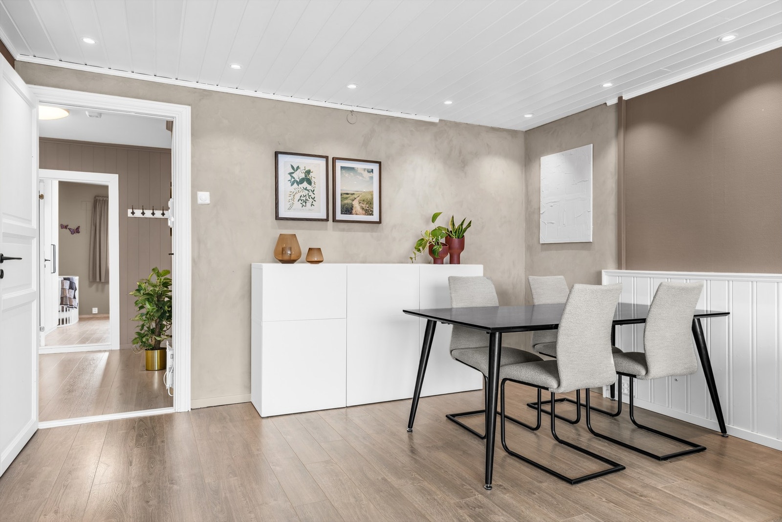 Spiseplass med god plass til større spisebord, perfekt for både hverdagsmåltider og selskap. Galleribilde