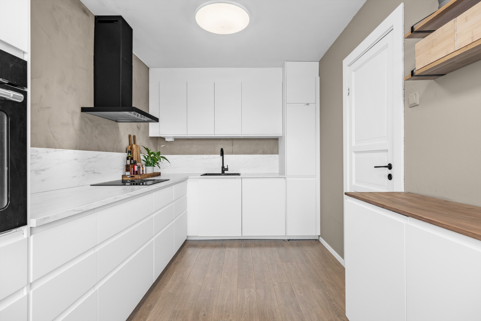 Kjøkkenet har en funksjonell løsning med nedfelt oppvaskkum, waterguard og god sammenheng mellom arbeidsflater og oppbevaring. Galleribilde