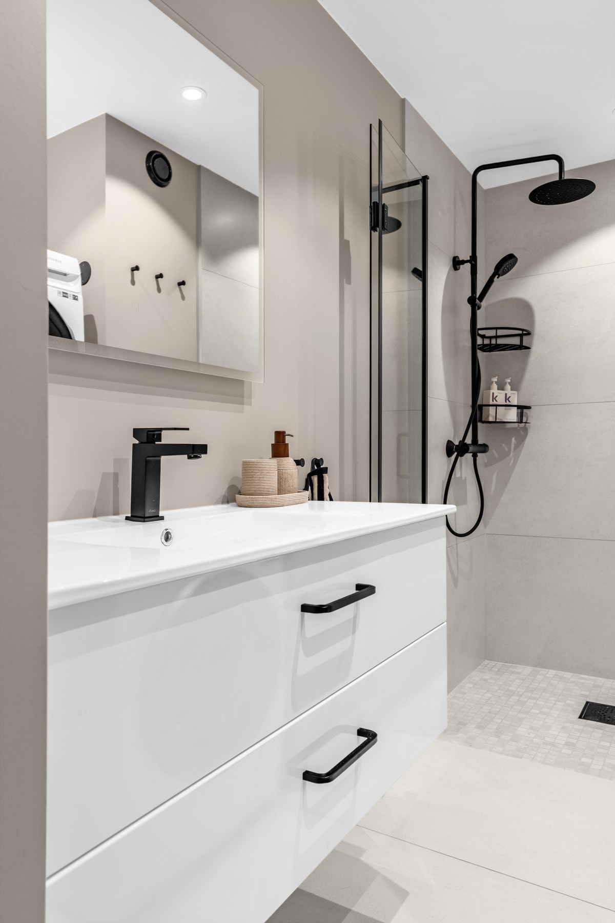 Moderne baderom med gjennomført fargevalg, gode oppbevaringsløsninger og naturlig ventilasjon. Galleribilde