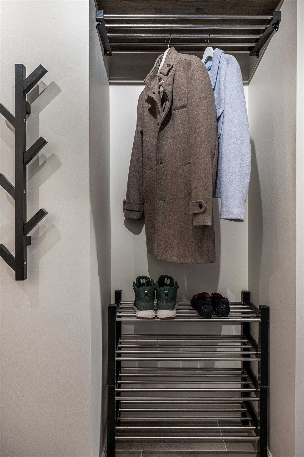 Åpen garderobeløsning for oppheng av yttertøy og skotøy. Galleribilde