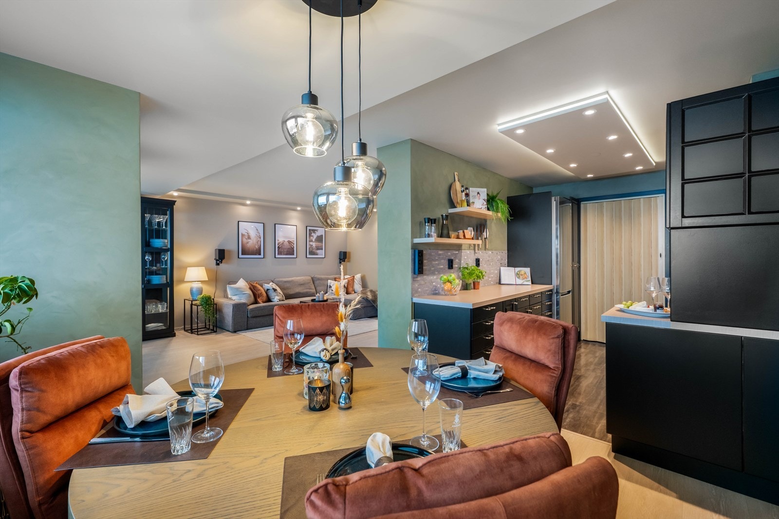 Spisestueplass praktisk plassert nærmest kjøkkenet. Galleribilde