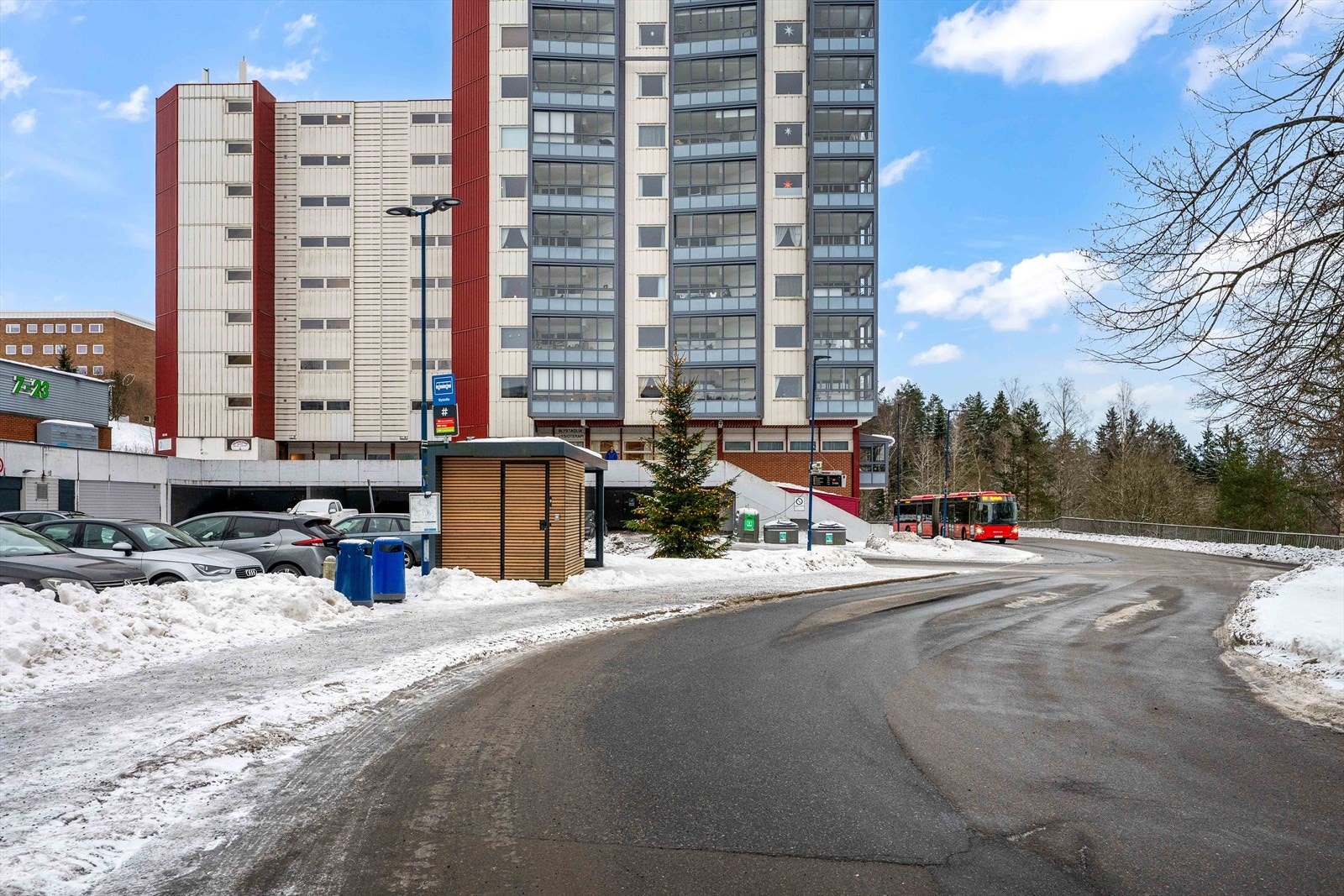 Busstoppet på Blystadlia ligger få minutters gange unna, med hyppige avganger i retning Oslo og Lillestrøm Galleribilde