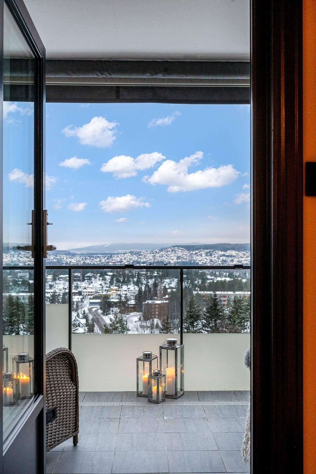 Det er flott og langstrakt utsikt fra stue og terrassen. Galleribilde