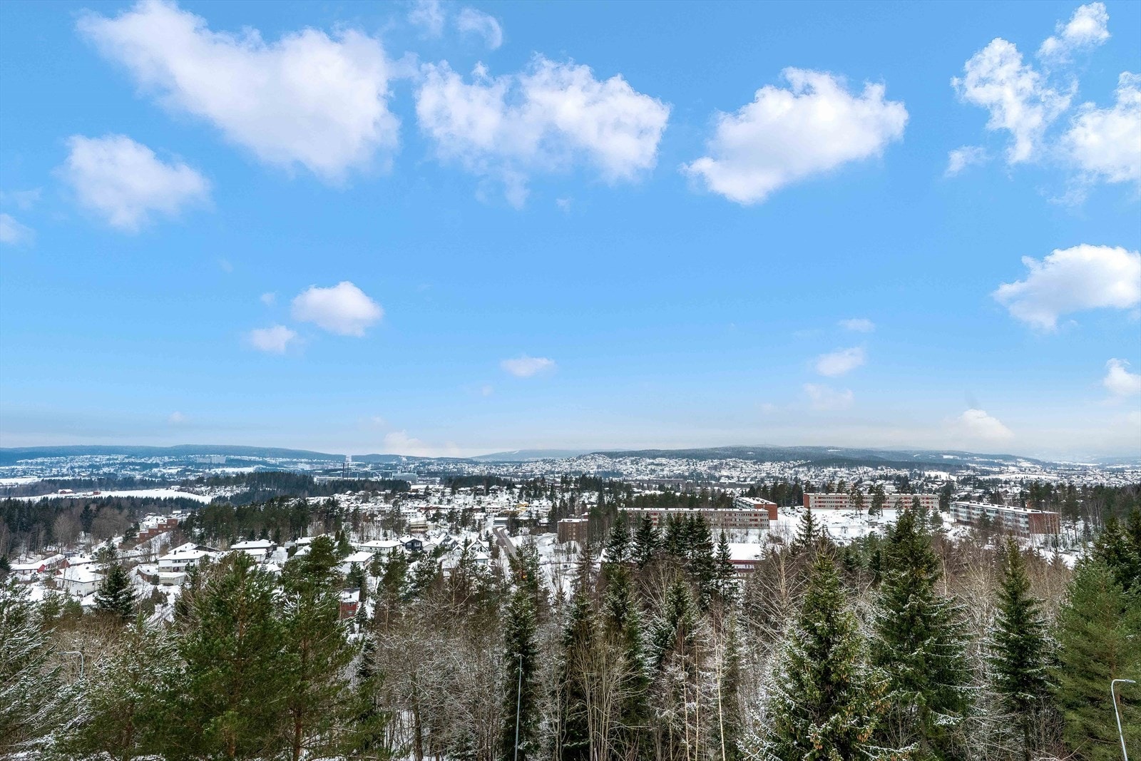 Langstrakt utsikt over nærområdet i retning Lørenskog, Oslo, Strømmen og Lillestrøm. Galleribilde