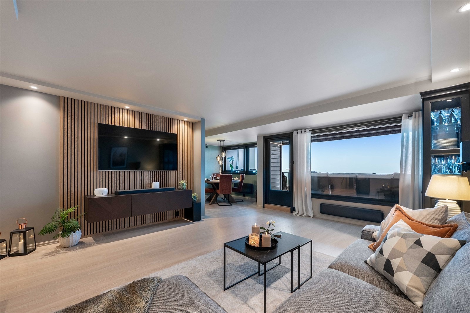 Det er god plass til en stor sofagruppe med tilhørende møbler og spisestueplass nærmest kjøkkenet. Galleribilde