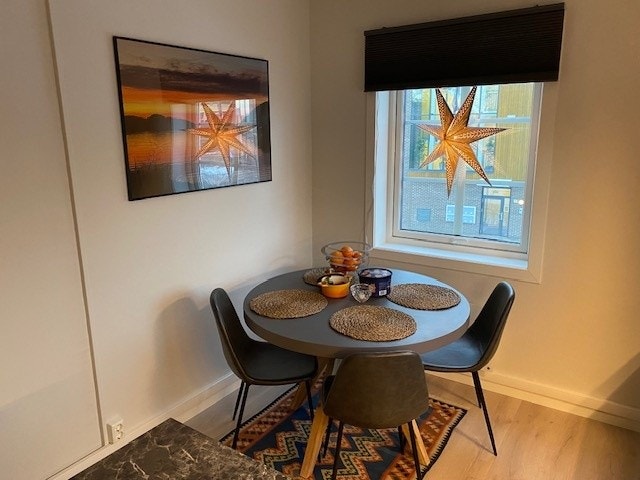 Spiseplass til fire på kjøkken Galleribilde