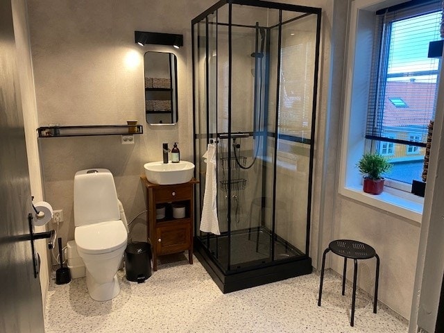 Toalett og dusj, gulv med varmekabler Galleribilde