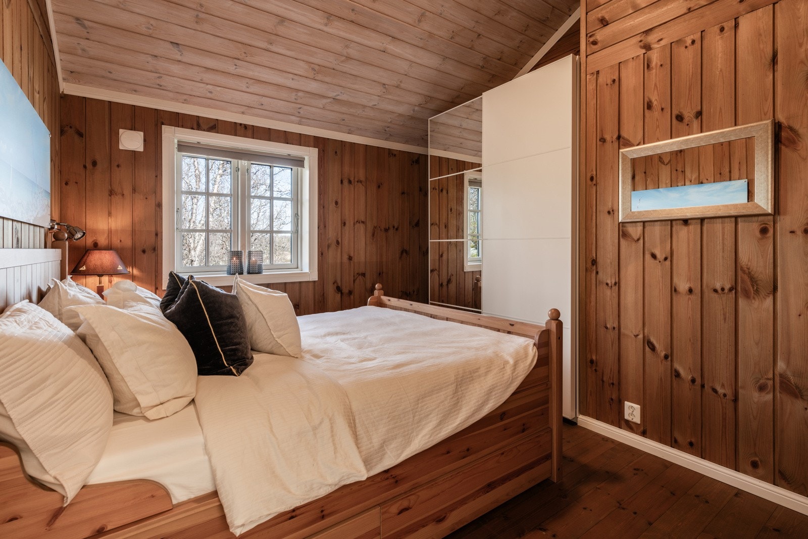 I påbygget fra 2015 er et stor romslig soverom med garderobe Galleribilde