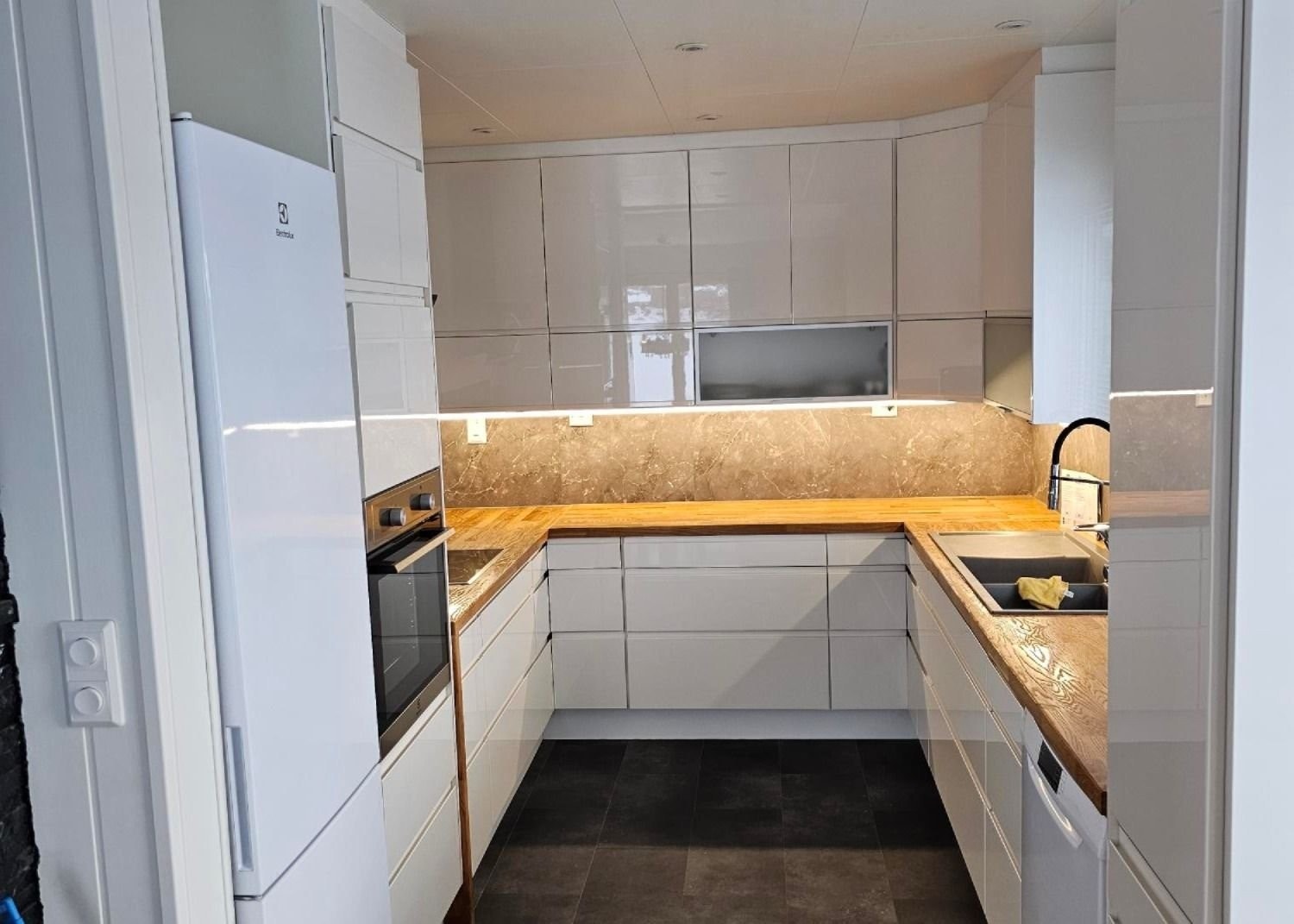 Ny renovert kjøkken med led spotter i tak og ledstripe under overskap. Galleribilde