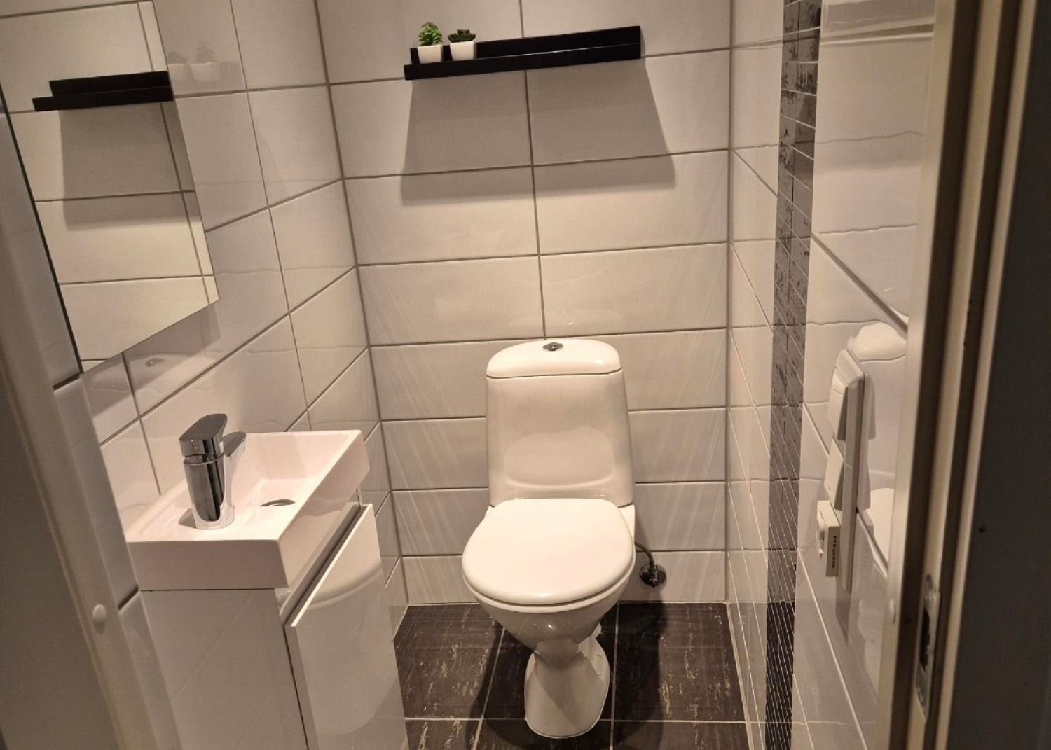 Ekstra toalettrom med varme i gulv og led belysning. Galleribilde