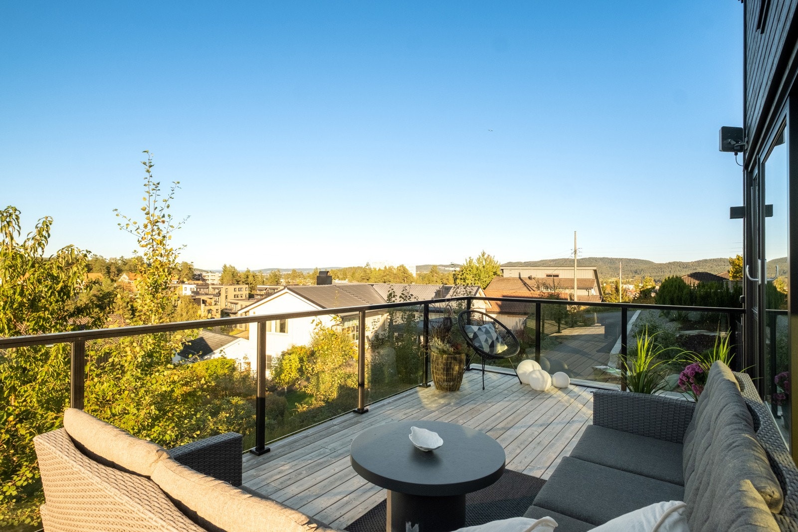 Her får du god plass til en koselig siittegruppe. Uteplassen måler ca. 24 kvm. Galleribilde