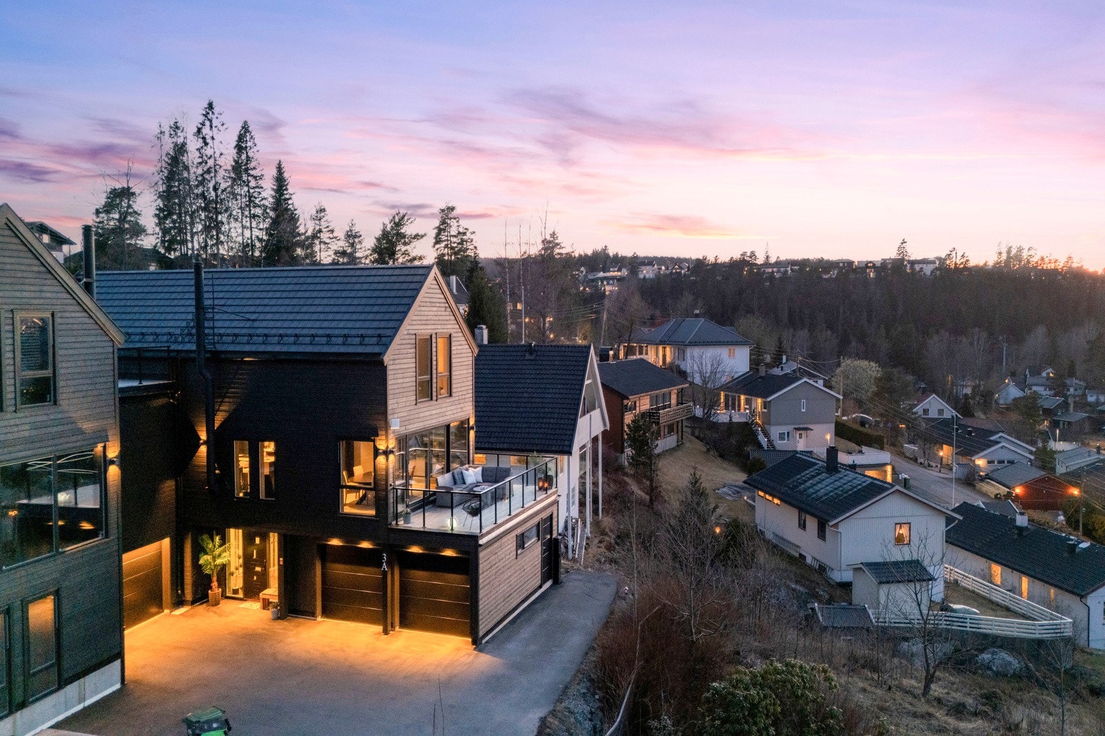 Eiendommen ligger høyt i terrenget. Galleribilde