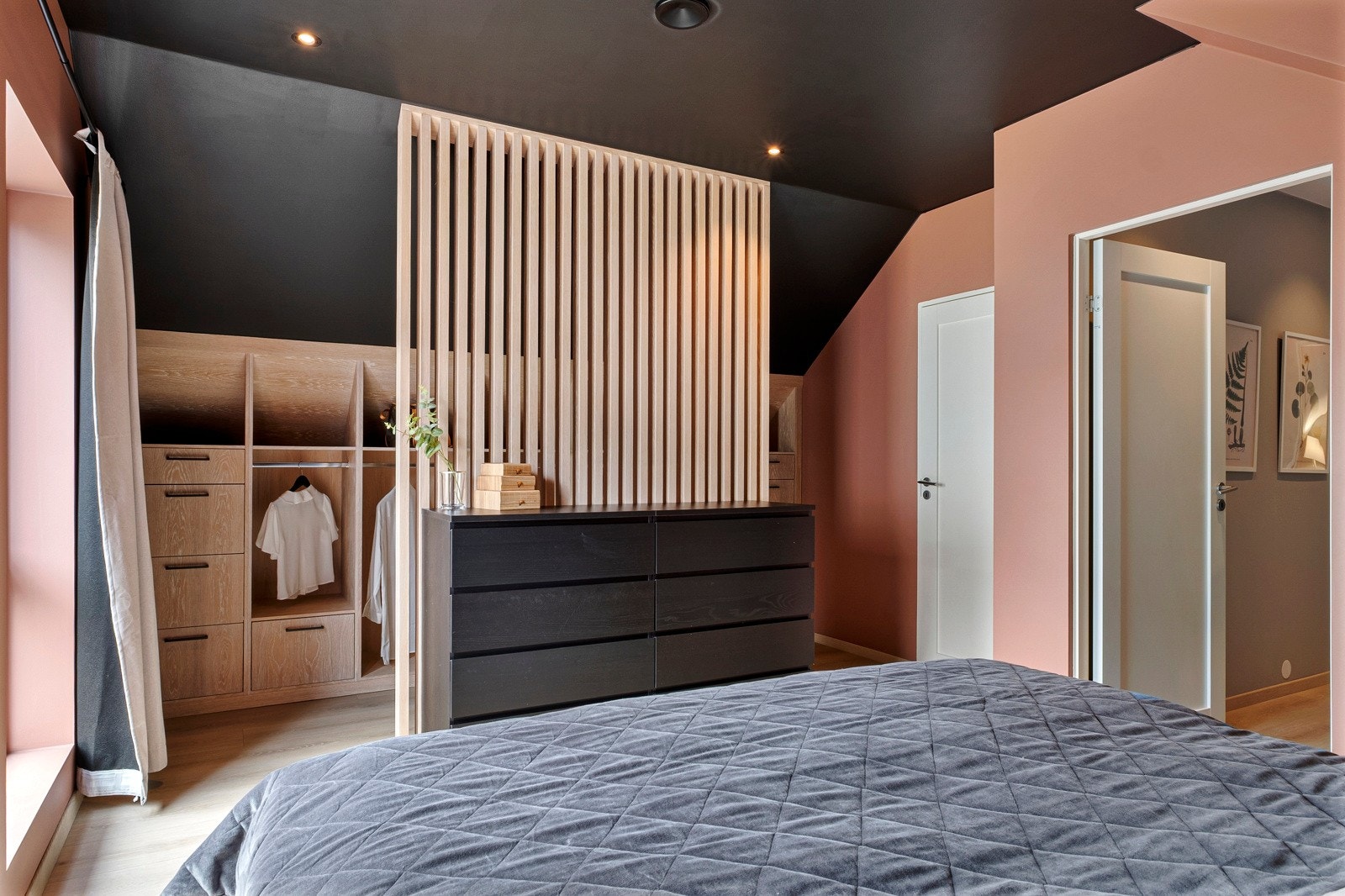 Møbelsnekret spilevegg deler av rommet på en fin måte. Galleribilde