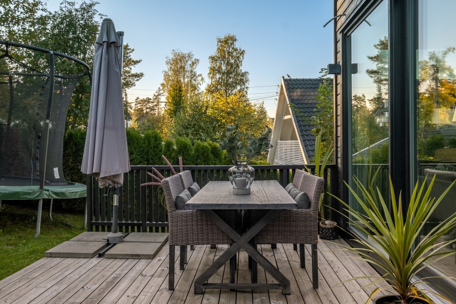 Utgang fra stuen til sørvendt uteplass og hage Galleribilde