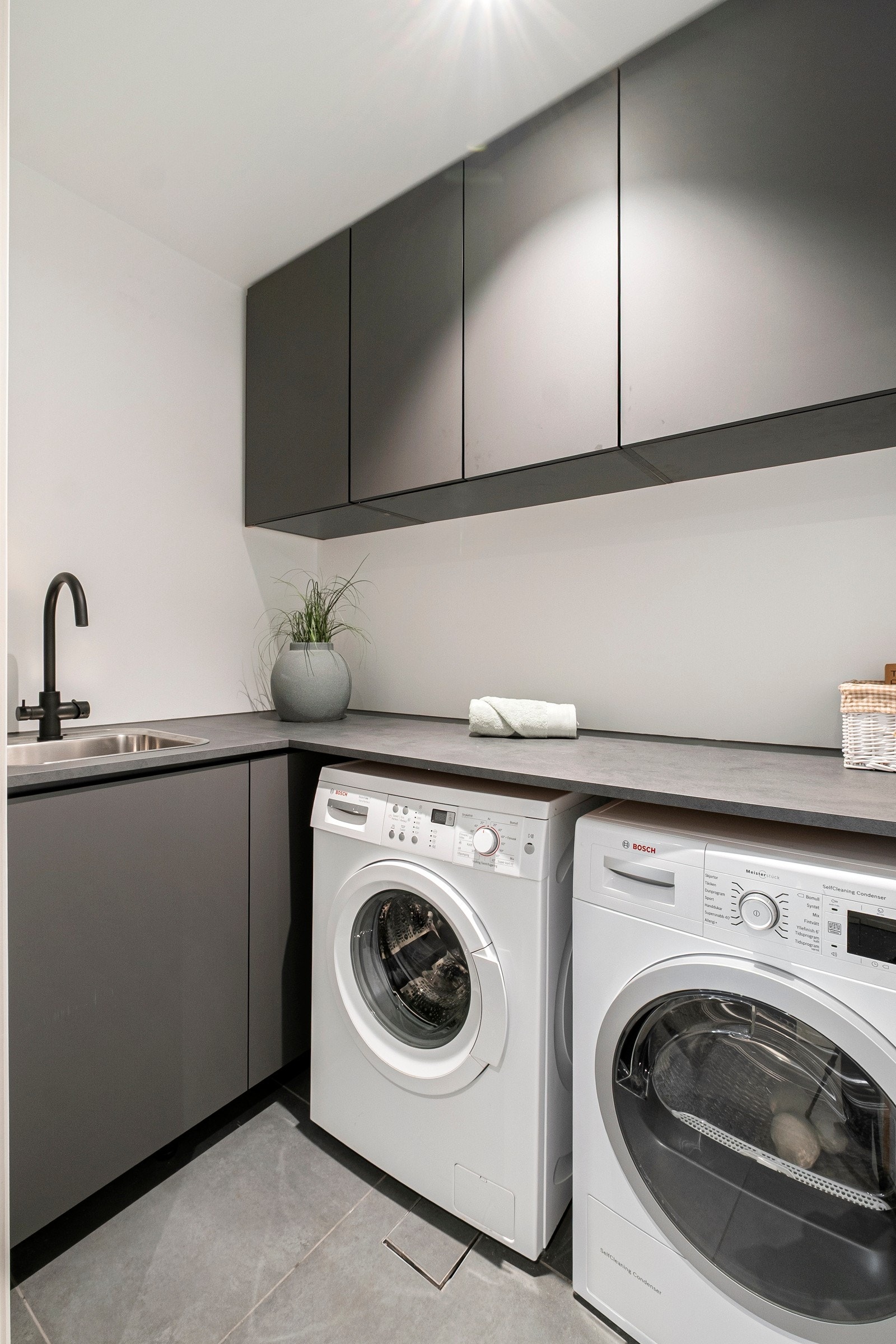 Vaskeromshjørne. Mye lagringsplass og veldig funksjonelt i en hektisk hverdag. Galleribilde