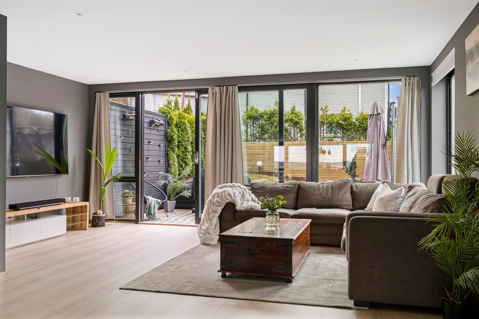 God plass til sofagruppe og mediemøblement i egen sone. Galleribilde