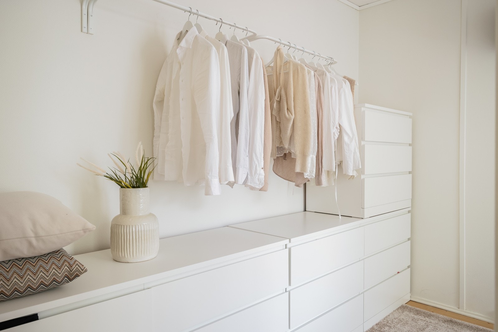 Veggen for garderobe er på 3,4 meter, så her kan man få inn ekstra store skap om man ønsker det. Galleribilde