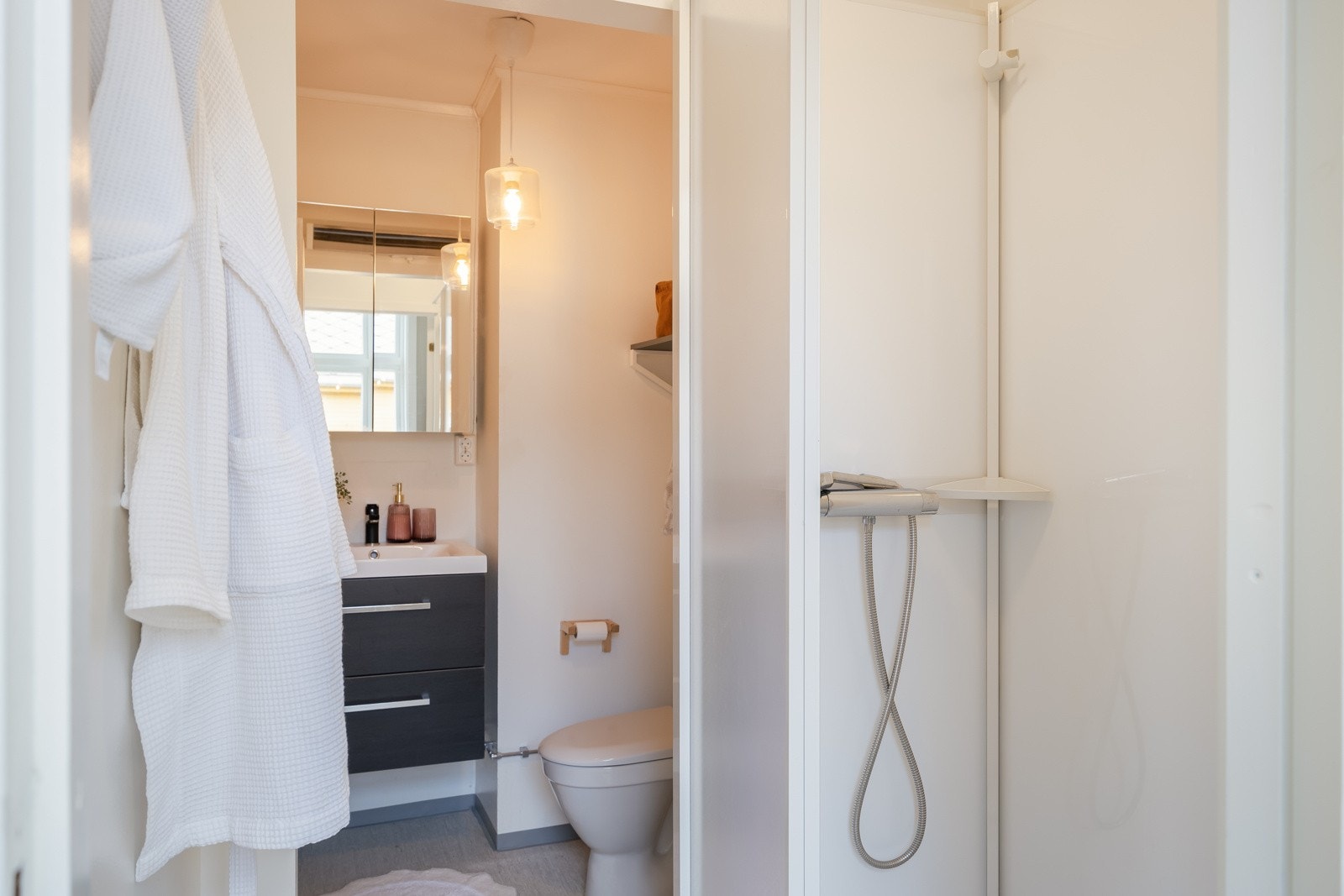 Badet i 2 etasjen er på ca 3,5 kvm. Galleribilde