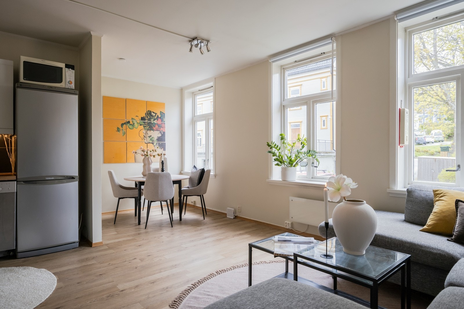 3 store vinduer på stuen og god takhøyde gjør at stuedelen på 25 kvm oppleves som romslig. Galleribilde