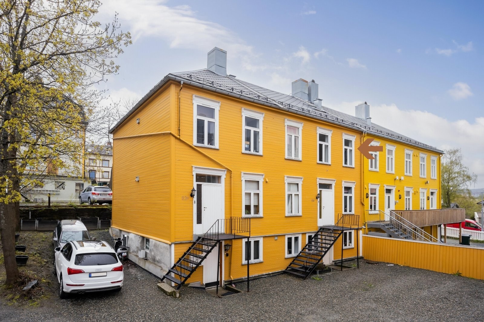 Leiligheten er på 85 kvm BRA-i over 2 plan (inngang til høyre på bilde) Galleribilde