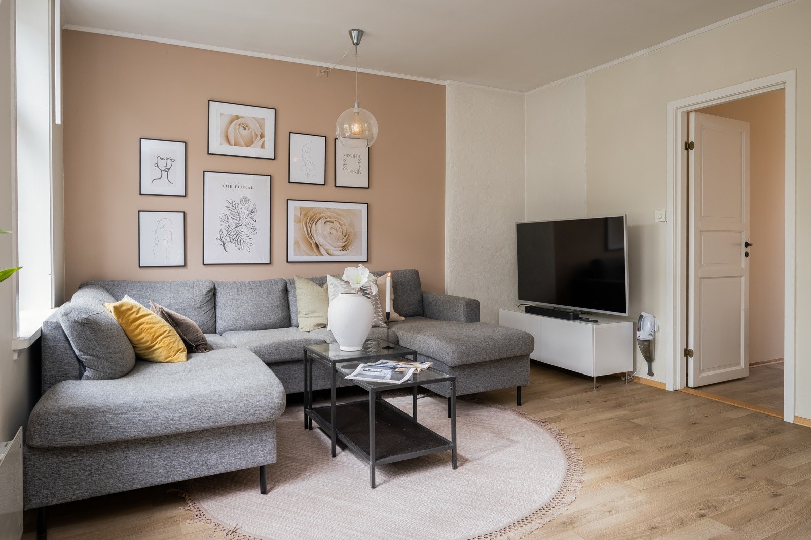 Det er pipeløp og muligheter for å sette inn vedovn på sikt. Galleribilde