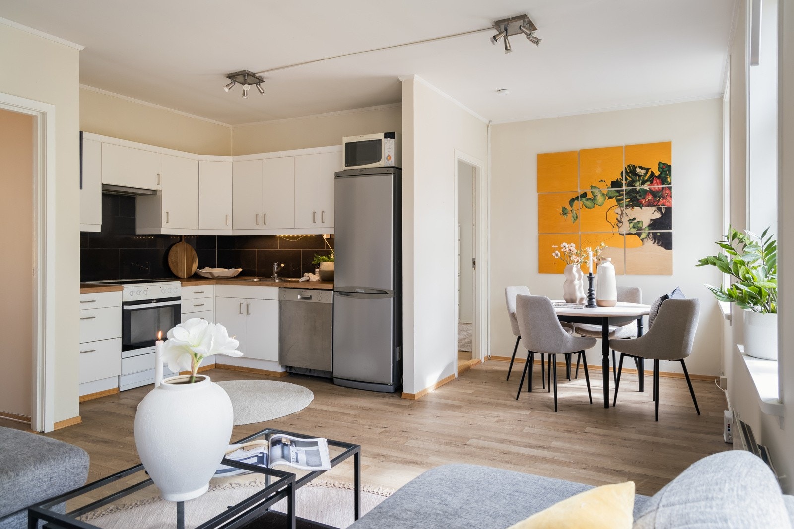 Åpen kjøkkenløsning gir en god romfølelse. Galleribilde