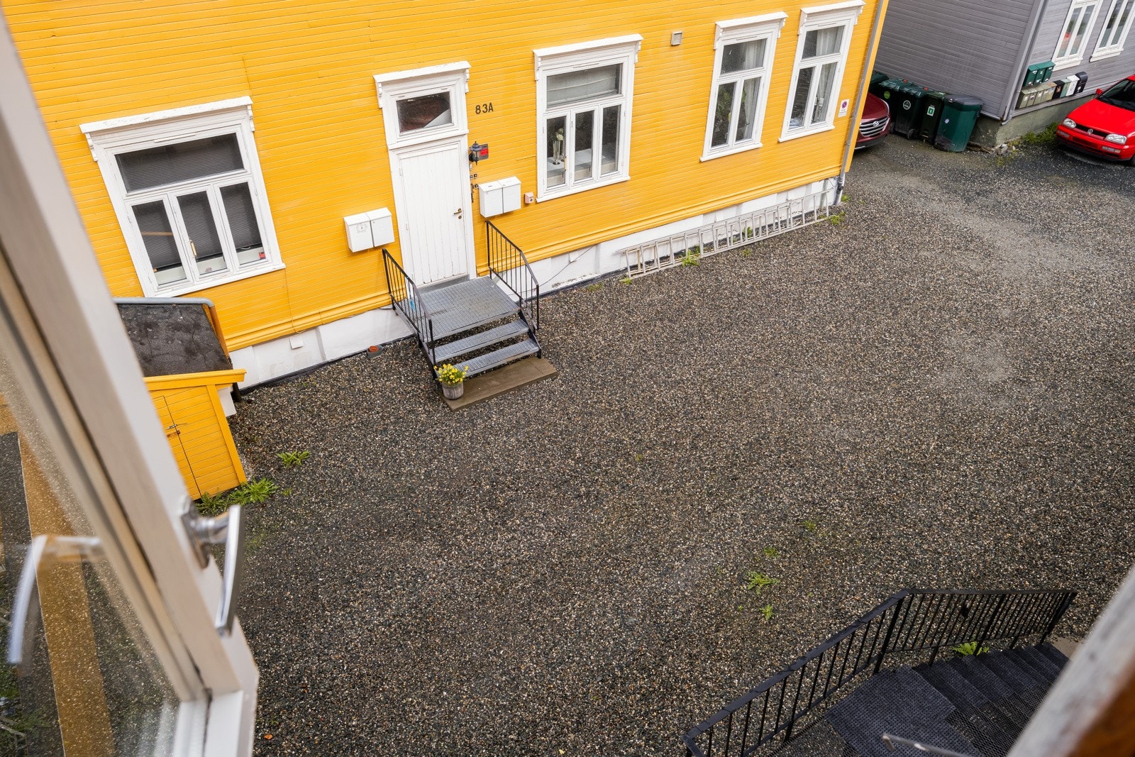 Sameiet består av forgård og bakgård. Sameiet har felles bakgård, med plass til 4 biler. Galleribilde