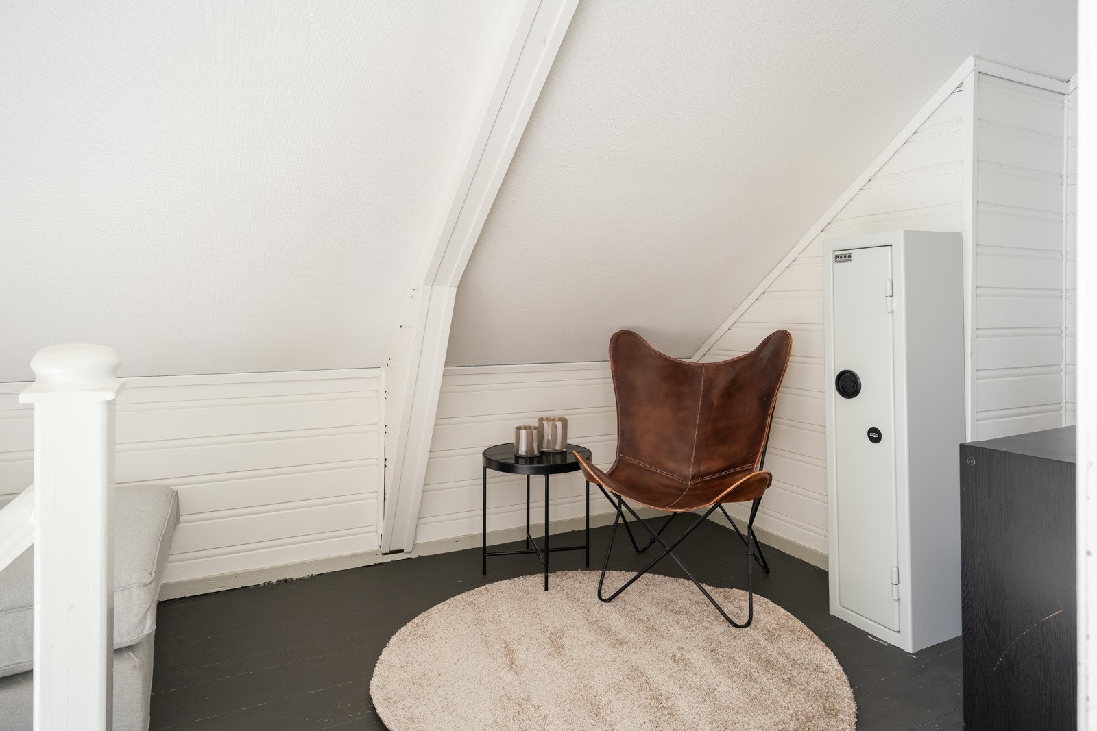 Fra loftet er det utgang til loftsboder og baktrapp. Branndører ble byttet i nov.25. Galleribilde